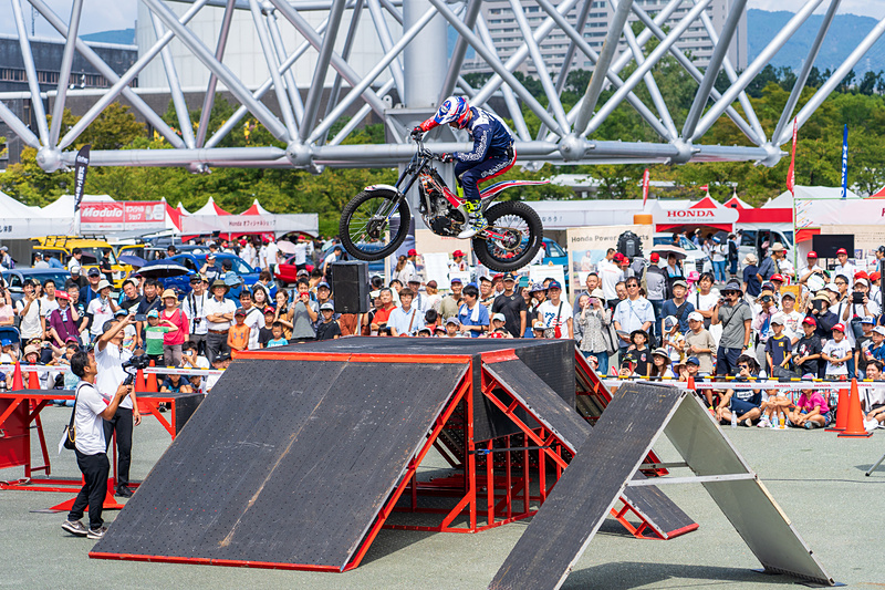 シャッターチャンスを狙ってカメラを構える人もたくさん