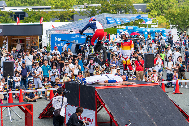 ラストは寝そべったHonda硬式野球部の選手2名の上を空中走行するというヒヤヒヤモノの見せ場も！