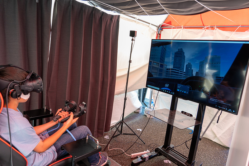 こちらは「近未来の自動運転 VER体験」。専用ゴーグルとヘッドフォンを装着してホンダの最新の自動運転技術を体感できました