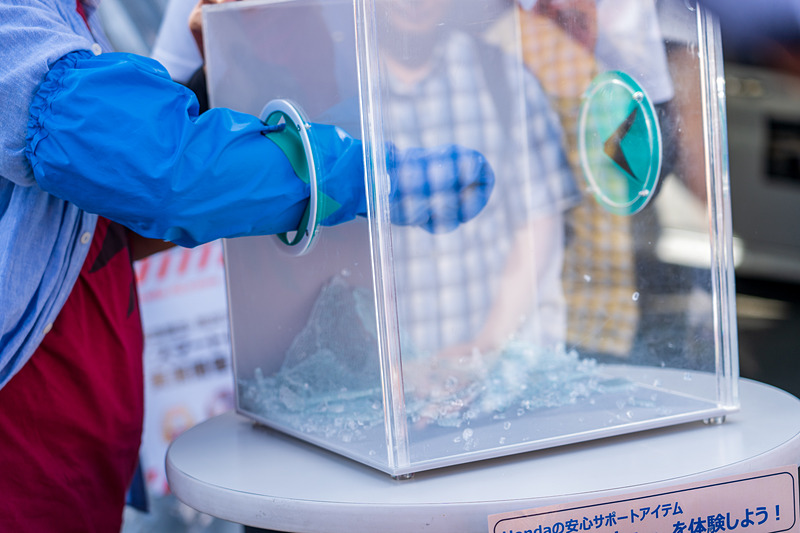 超硬チップ付きのポンチ先端でドアガラスを割るデモ体験も