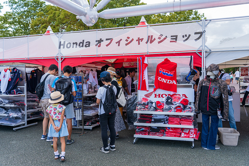 ホンダオフィシャルショップでは最新のホンダ公式ウェアやグッズなどがずらり