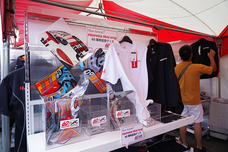 ホンダオフィシャルショップでは最新のホンダ公式ウェアやグッズなどがずらり