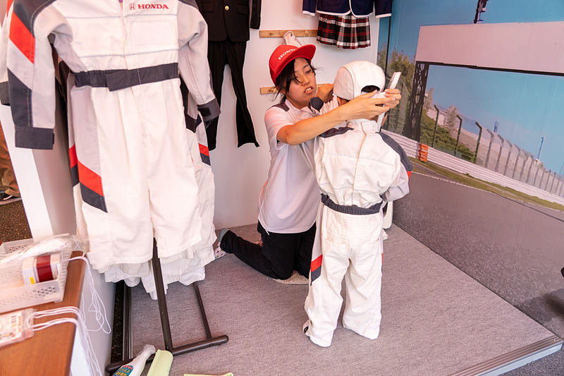 つなぎを着ての記念撮影