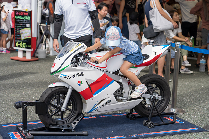 ホンダ学園による車両展示では、実際にマシンに乗って記念撮影も