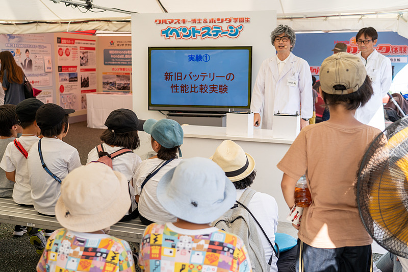 イベントステージではクルマスキー博士の実験教室がありました