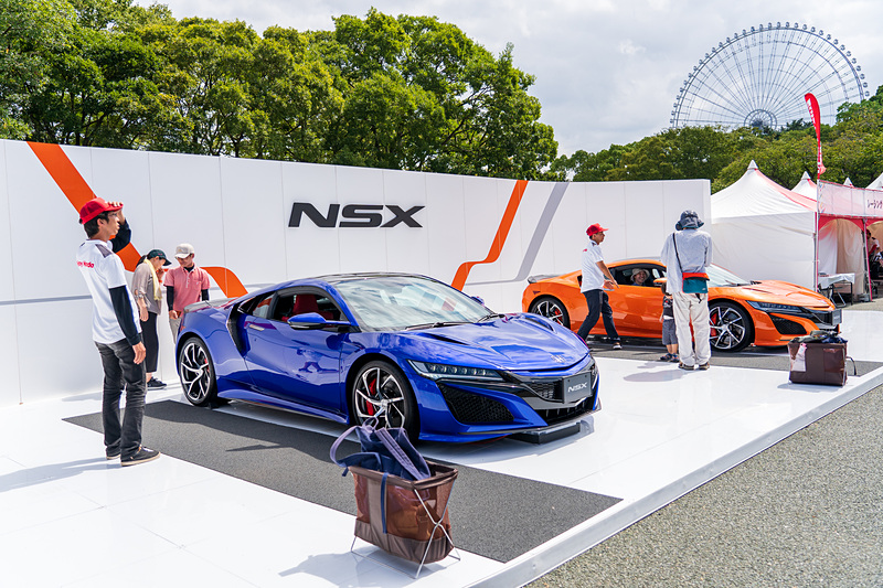 かっこいいスポーツカー「NSX」の展示では、実際に運転席に座って写真撮影も
