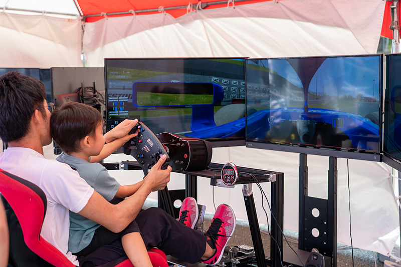 かっこいいスポーツカー「NSX」の展示では、実際に運転席に座って写真撮影も