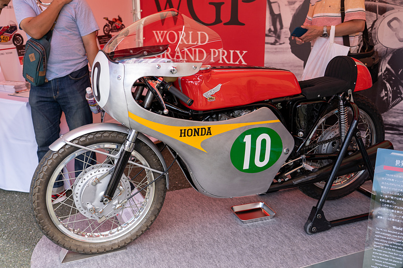 「ホンダコレクションホール」ブースでは、「RC162＃10」と「ドリームCB750 FOUR」の2台を特別展示