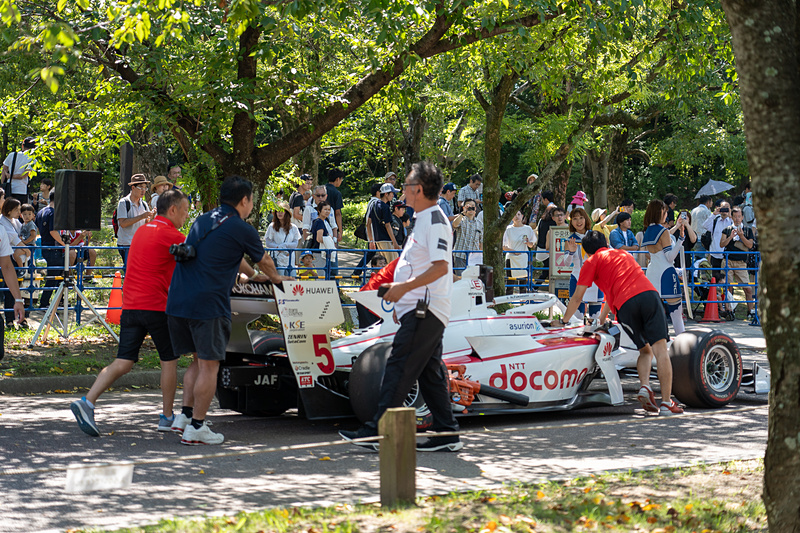 デモランの前後はマシンは手押しで移動。きっとこれも貴重なシーン