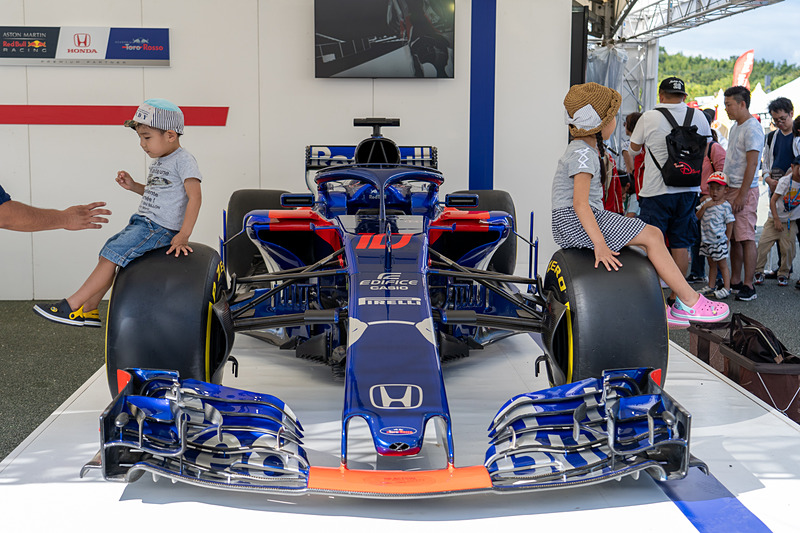 Red Bull Toro Rosso Honda STR13（2018年参戦車両）の展示＆記念撮影
