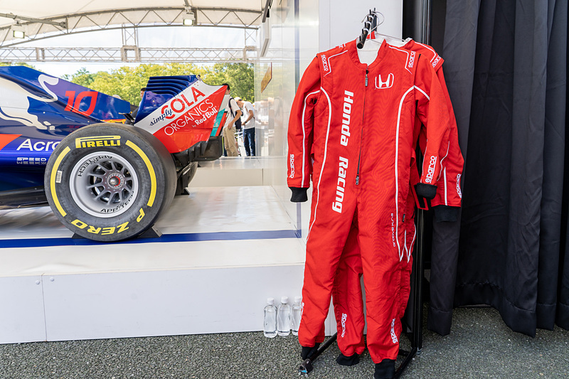 小学生以下のお子さんは希望があればレーシングスーツの貸し出しも