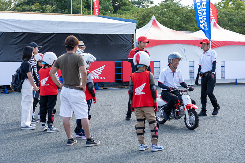 インストラクターさんの指導のもと、バイクに乗る楽しさを実感できるキッズバイク体験