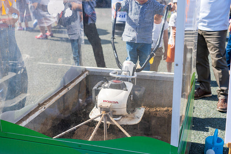 家庭用カセットボンベで動くガスパワー耕うん機「ピアンタ」の体験コーナー