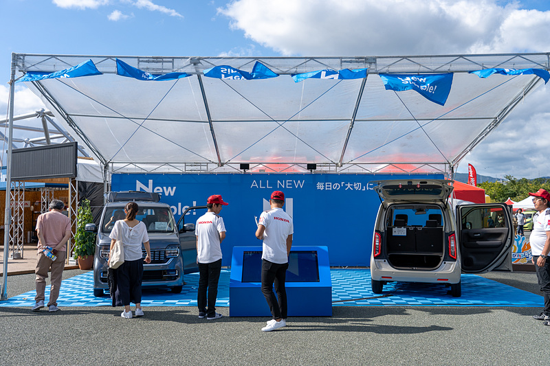 8月に発売したばかりの新型N-WGNの特別展示