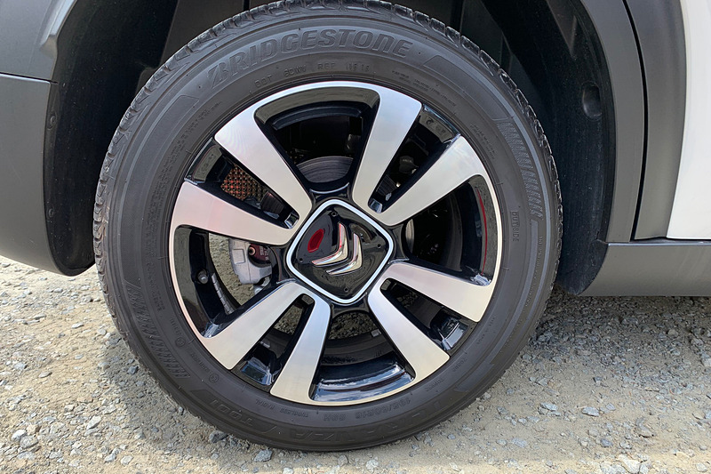 C3 エアクロス SUVの16インチタイヤ。メーカーはブリヂストンだった。サイズは195/60R16