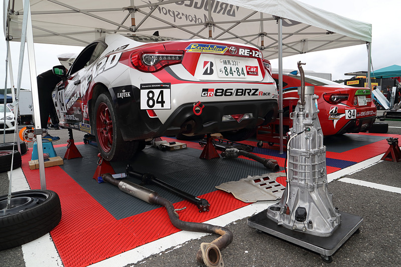 現地で急遽トランスミッションを交換することに