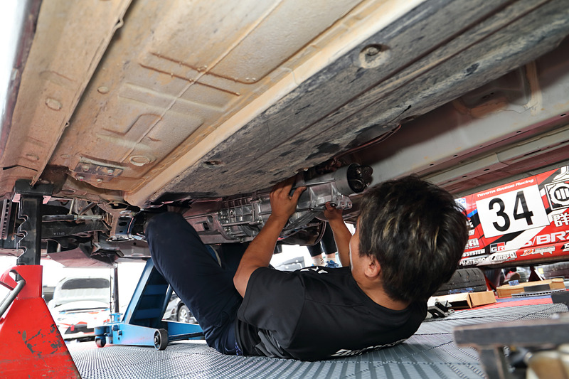 現地で急遽トランスミッションを交換することに