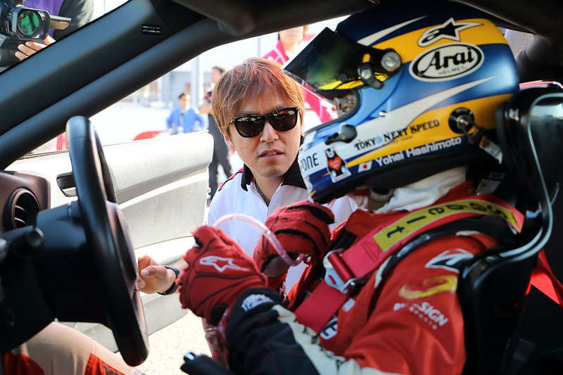 プロクラスドライバーである佐々木雅弘選手がセッティングなどについてレクチャーしてくれた