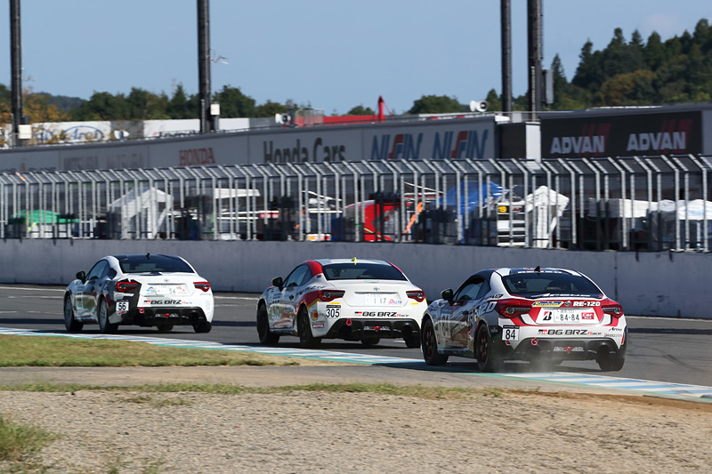 決勝レースは鶴賀選手、水野選手、筆者というポジションで進む