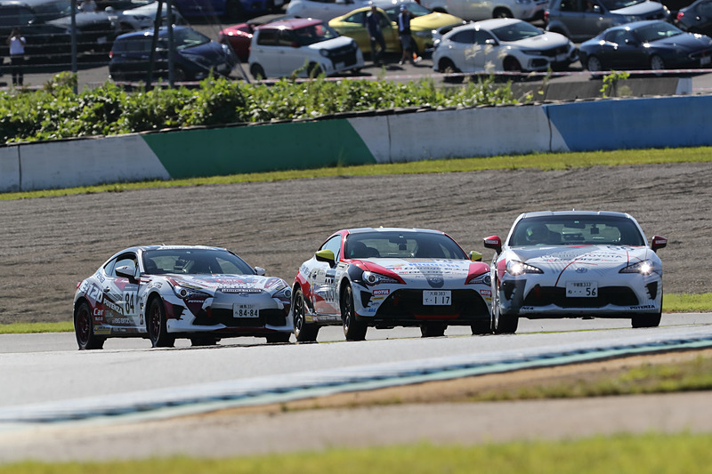 決勝レースは鶴賀選手、水野選手、筆者というポジションで進む