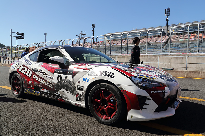 無傷で終わることができなかった今回のレース。レース終了後はドアが開かず、窓から降りることに……