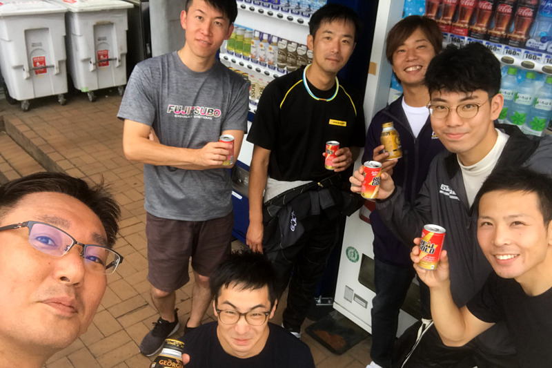 余談だが、占有走行でニュータイヤを入れた人で一番遅かった人がジュースを奢るという大会（？）が密かに行なわれた。そこでの最下位は松井選手。そしてこのメンツで予選最下位だった人が再びジュースを奢る大会も行なわれ、そこでは花里選手が最下位。2杯もコーヒーをご馳走になった（笑）。レースはピリピリだが、その後は和んだ雰囲気でいい感じであります