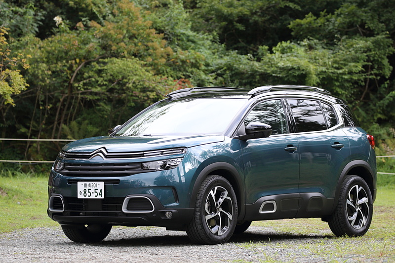 撮影車両は「C5 エアクロス SUV SHINE BlueHDi」。ボディカラーは「ブルー チジュカ」で、ルーフカラーを「ノアール ペルラネラ」に変更するオプションのバイトーン ルーフを選択。ボディサイズは4500×1850×1710mm（全長×全幅×全高）、ホイールベースは2730mm。最小回転半径は5.6m