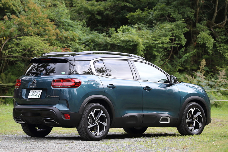 撮影車両は「C5 エアクロス SUV SHINE BlueHDi」。ボディカラーは「ブルー チジュカ」で、ルーフカラーを「ノアール ペルラネラ」に変更するオプションのバイトーン ルーフを選択。ボディサイズは4500×1850×1710mm（全長×全幅×全高）、ホイールベースは2730mm。最小回転半径は5.6m