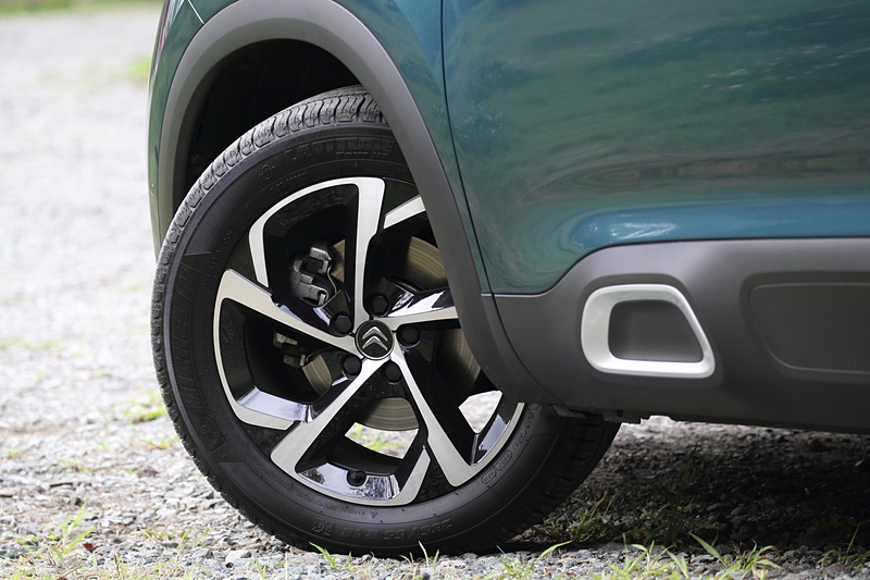 18インチアロイホイールにはミシュラン「LATITUDE TOUR HP」（235/55R18）を組み合わせる