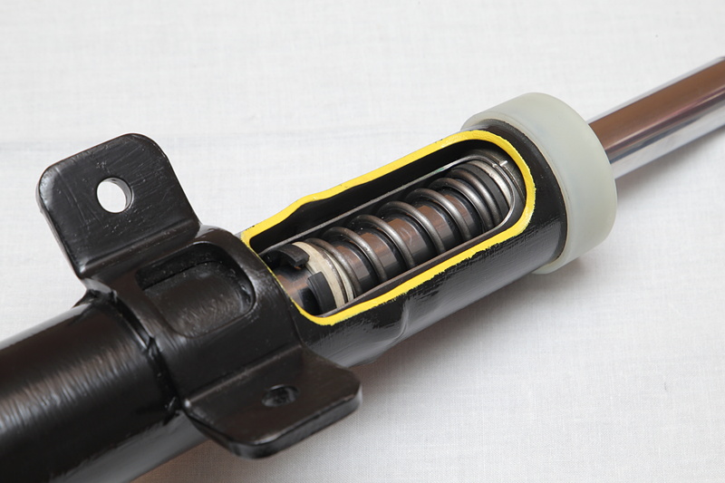 サスペンションは“魔法の絨毯”のような乗り心地を生み出すという、シトロエン最新の「プログレッシブ・ハイドローリック・クッション」を装着。ショックアブソーバー内にセカンダリーダンパーを組み込むことで、これまでのシステムでは吸収しきれなかったショックを抑制して、フラットライドを実現する