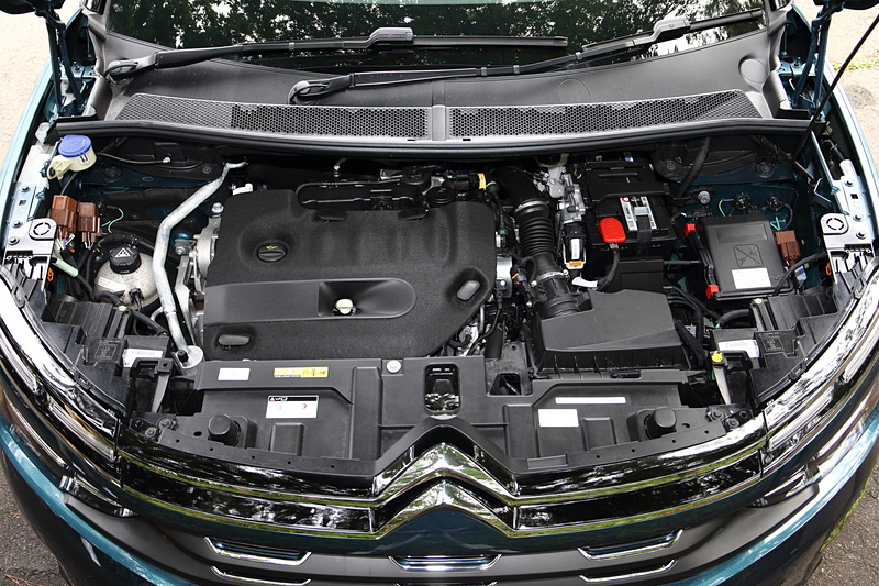 C5 エアクロス SUVは最高出力130kW（177PS）/3750rpm、最大トルク400Nm（40.8kgfm）/2000rpmを発生する直列4気筒DOHC 2.0リッター直噴ディーゼルターボエンジンを搭載。トランスミッションは8速ATを組み合わせ、前輪を駆動する。WLTCモード燃費は16.3km/L