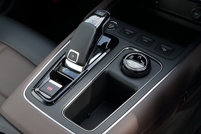 シフトノブまわり。ドライブモードの選択スイッチやヒルディセントコントロールスイッチなどを集約