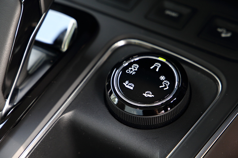 2WDモデルであっても悪路を走れるよう、車両制御システム「グリップコントロール」を採用。舗装道路で使う「ノーマルモード」、雪道や凍結路での走行を想定した「スノーモード」、ぬかるみの走行を想定した「マッドモード」、砂地に埋もれないようにする「サンドモード」、ESCをOFFにする「オフモード」を備える