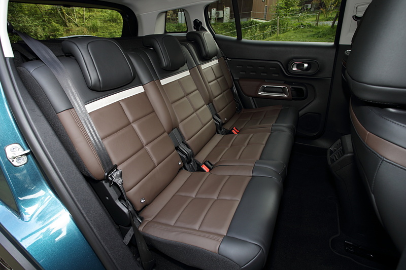 撮影車はブラウン＆ブラックのナッパレザーシートやフロントシートヒーター、パノラミックサンルーフなどをセットにしたオプションの「ナッパレザーパッケージ」を装着。リアシートは3席独立シートとなる