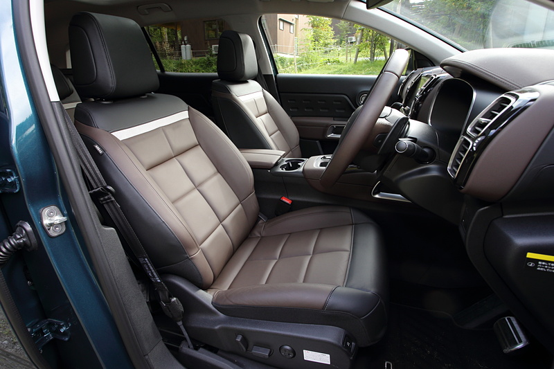 撮影車はブラウン＆ブラックのナッパレザーシートやフロントシートヒーター、パノラミックサンルーフなどをセットにしたオプションの「ナッパレザーパッケージ」を装着。リアシートは3席独立シートとなる