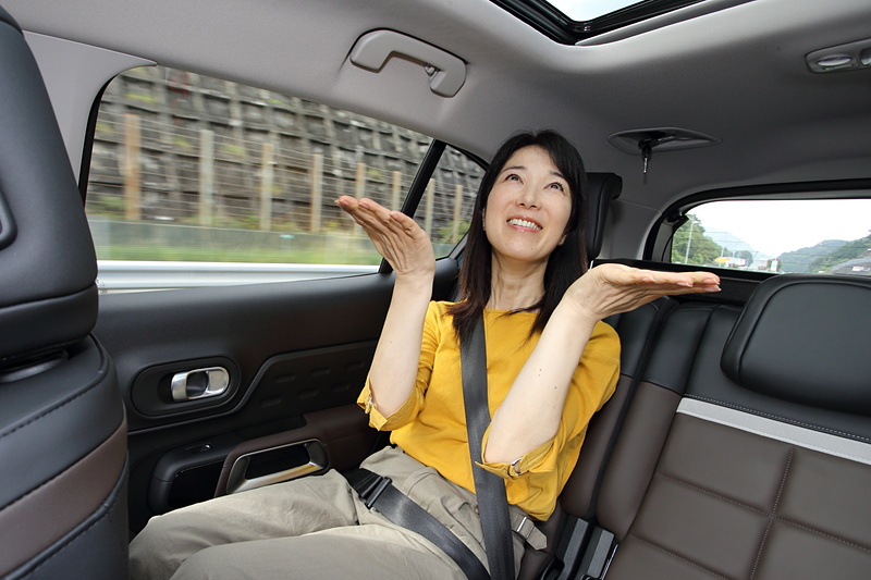 撮影車はブラウン＆ブラックのナッパレザーシートやフロントシートヒーター、パノラミックサンルーフなどをセットにしたオプションの「ナッパレザーパッケージ」を装着。リアシートは3席独立シートとなる