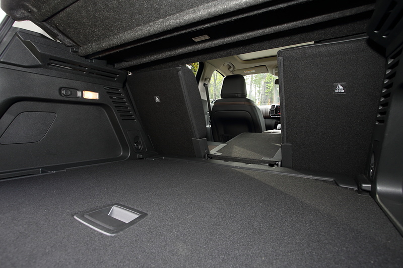 ラゲッジは40：20：40分割が可能。後席の中央部分だけを倒して長尺物も載せられる。ラゲッジ容量は通常のリアシートポジション時は580L、リアシートを最前方にスライドさせると670L、リアシートバックをすべて折りたたむと1630Lまで拡大できる