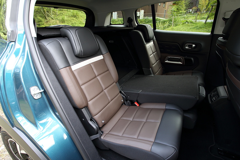 ラゲッジは40：20：40分割が可能。後席の中央部分だけを倒して長尺物も載せられる。ラゲッジ容量は通常のリアシートポジション時は580L、リアシートを最前方にスライドさせると670L、リアシートバックをすべて折りたたむと1630Lまで拡大できる