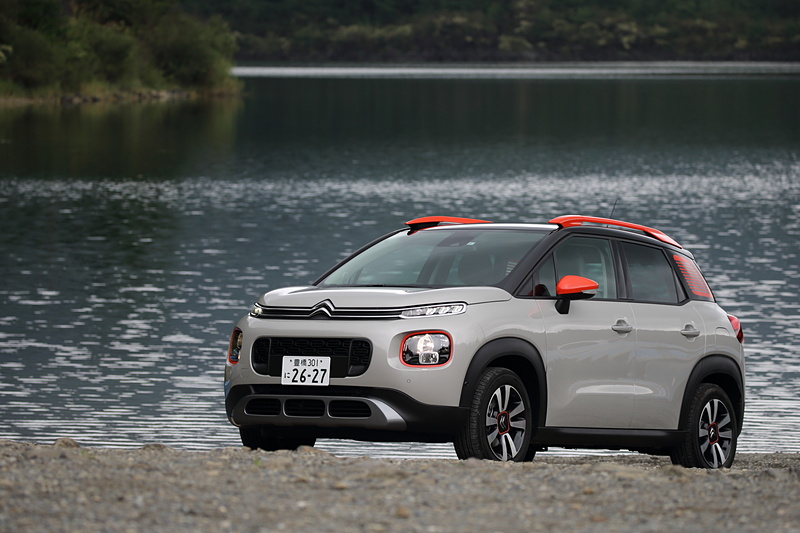 撮影車両は「C3 エアクロス SUV SHINE」。ボディカラーは「ナチュラル ホワイト」で、ヘッドライトベゼルやドアミラー、ルーフレール、リアクォーターパネルステッカーをアクセントカラーでコーディネートをするカラーパッケージの「オレンジ」を選択。ボディサイズは4160×1765×1630mm（全長×全幅×全高）、ホイールベースは2605mm。最小回転半径は5.5m