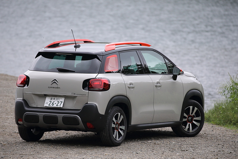 撮影車両は「C3 エアクロス SUV SHINE」。ボディカラーは「ナチュラル ホワイト」で、ヘッドライトベゼルやドアミラー、ルーフレール、リアクォーターパネルステッカーをアクセントカラーでコーディネートをするカラーパッケージの「オレンジ」を選択。ボディサイズは4160×1765×1630mm（全長×全幅×全高）、ホイールベースは2605mm。最小回転半径は5.5m