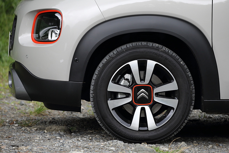 足下は16インチアロイホイールとブリヂストン製「トランザ T001」（195/60R16）の組み合わせ