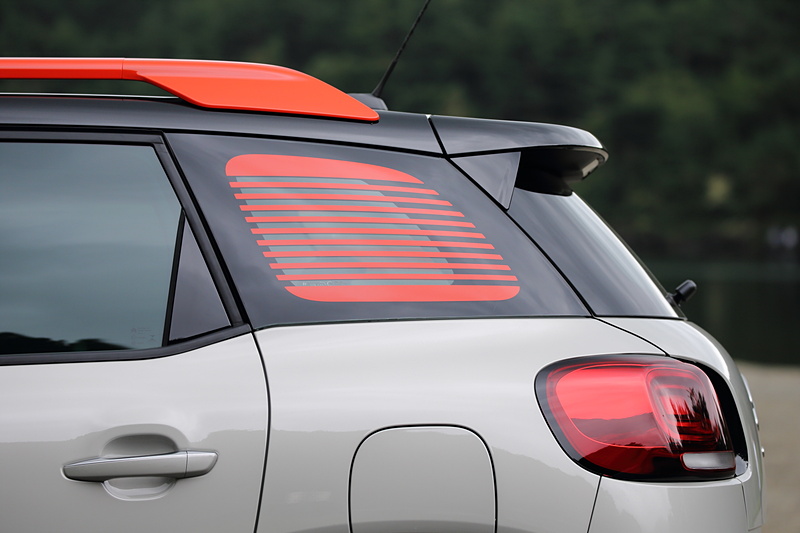 リアクォーターパネルはステッカーをプリントすることもあって、ポリカーボネート製となる