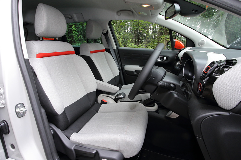 C3 エアクロス SUV SHINEのインテリア。グレーのシートやオレンジの差し色がポップな印象を与えている。また、インパネにもシートと同じ生地が用いられ、室内に暖かみを加えている