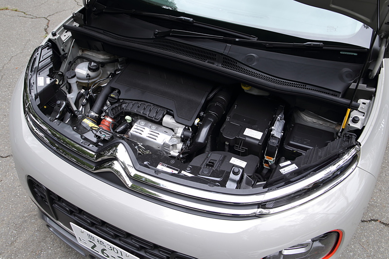 C3 エアクロス SUVは最高出力81kW（110PS）/5500rpm、最大トルク205Nm（20.9kgfm）/1750rpmを発生する直列3気筒DOHC 1.2リッター直噴ターボエンジンを搭載。トランスミッションには6速ATを組み合わせ、WLTCモード燃費は14.7km/Lとなる