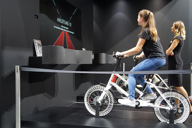 自転車用エアレスタイヤの体験コーナーも用意された
