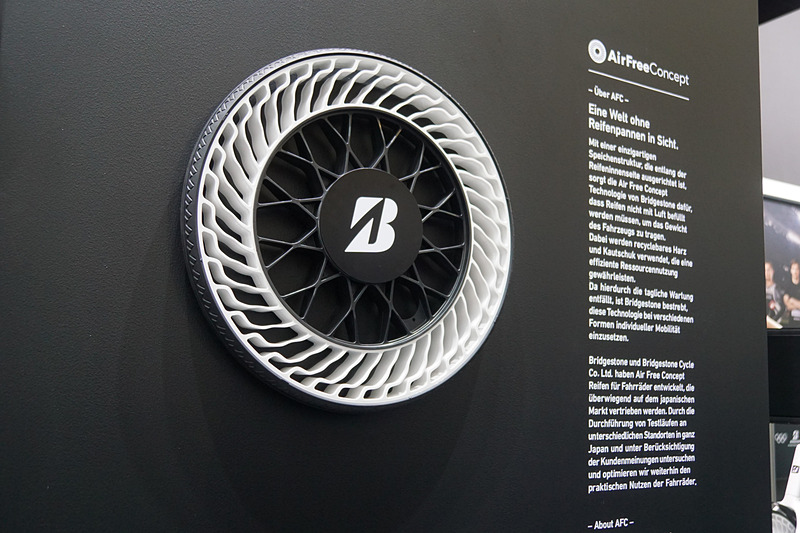 自転車用エアレスタイヤの体験コーナーも用意された