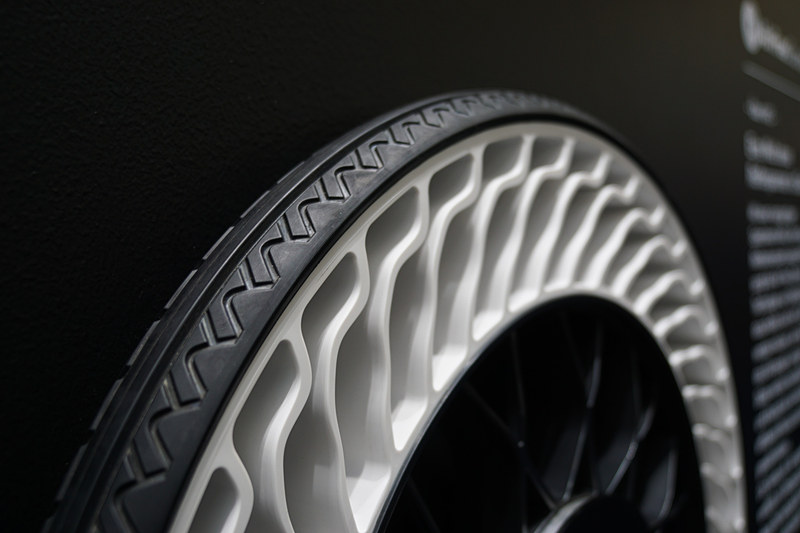 自転車用エアレスタイヤの体験コーナーも用意された