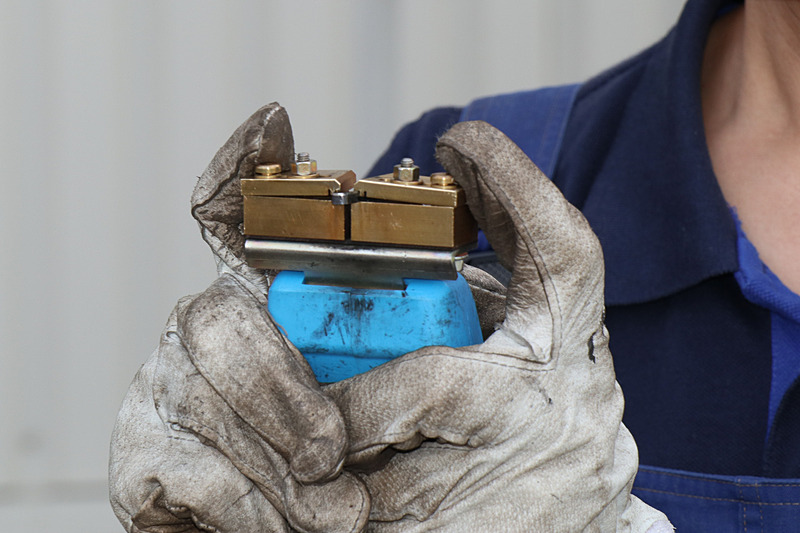 U字型の刃先がゴムの反発力で押されると通電し、刃先が赤熱してゴムを柔らかくする専用器具でリグルーブする