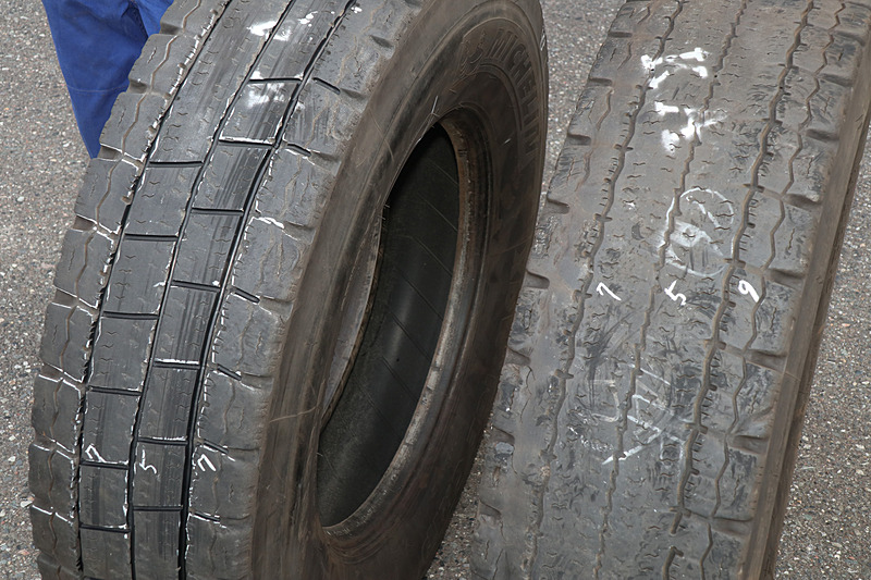 右がリグルーブ前、左がリグルーブ後。多くの場合、縦3本のストレートグルーブだけで問題なくウェットグリップが回復するとのこと