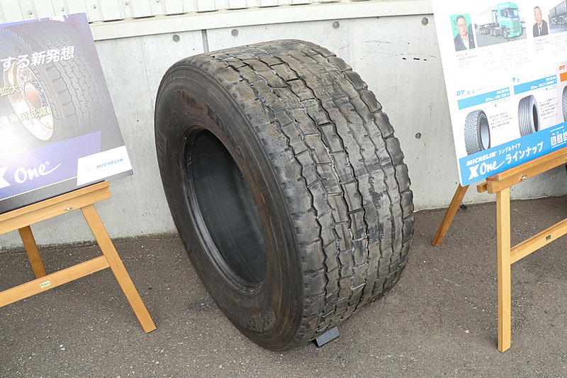 トレッド面の左側半分にリグルーブを施したタイヤ